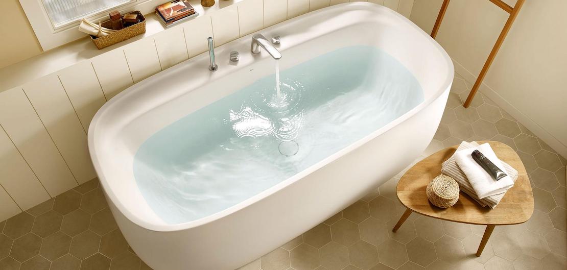 Deck mounted bath filler