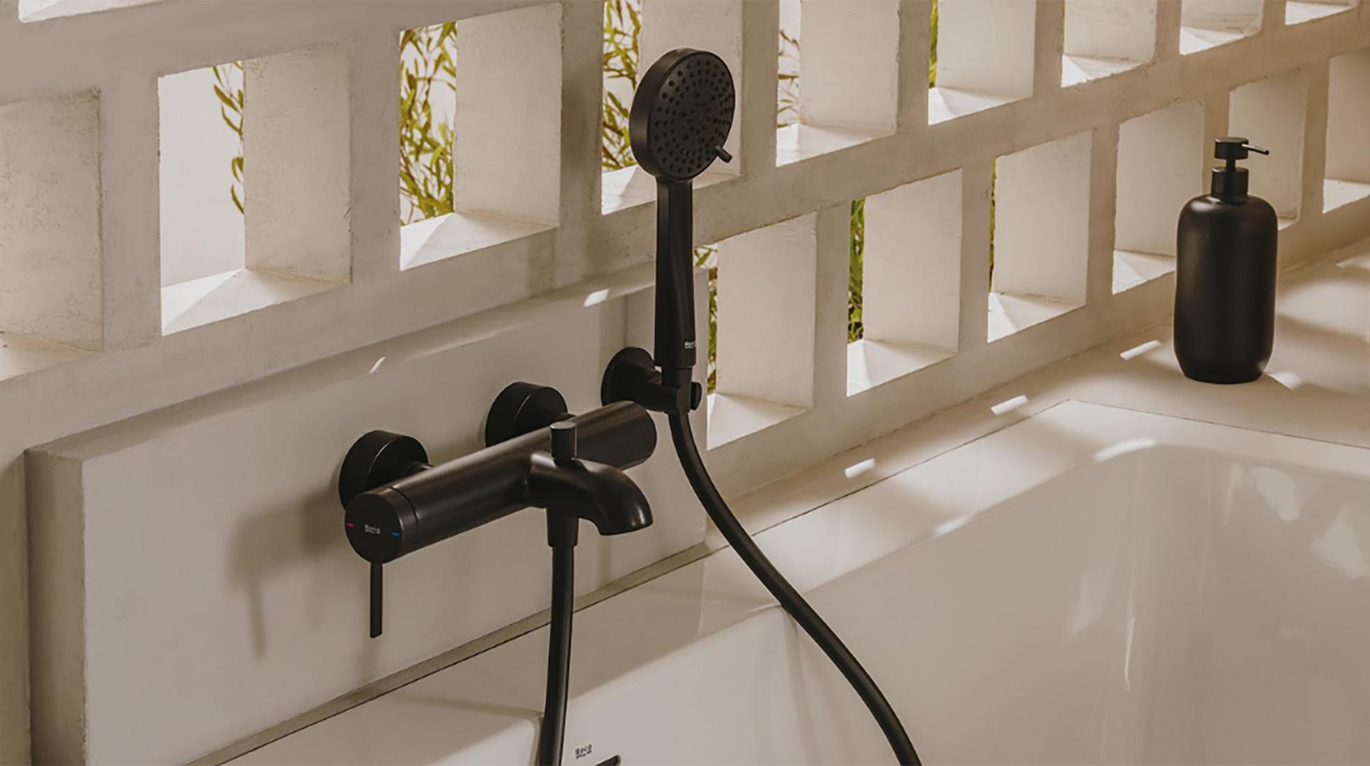 Wall-mounted bath filler